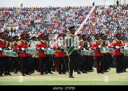 A Kigali, Ruanda. 18 Agosto, 2017. La banda dell'esercito suona presso il Presidente Paul Kagame la cerimonia di inaugurazione a Kigali, capitale del Rwanda, su agosto 18, 2017. Il Presidente Paul Kagame venerdì ha prestato giuramento come Presidente del Ruanda per il suo terzo mandato di Kigali. Credito: Lyu Tianran/Xinhua/Alamy Live News Foto Stock