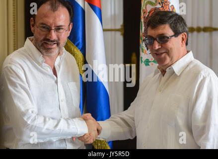 L'Avana, Cuba. 18 Agosto, 2017. Per Cuba il Ministro degli Affari Esteri Bruno Rodriguez(R) stringe la mano con il suo omologo messicano Luis Videgaray(L) presso la sede del servizio cubano Ministero degli esteri a L'Avana, Agosto 18, 2017. Credito: Joaquin Hernandez/Xinhua/Alamy Live News Foto Stock