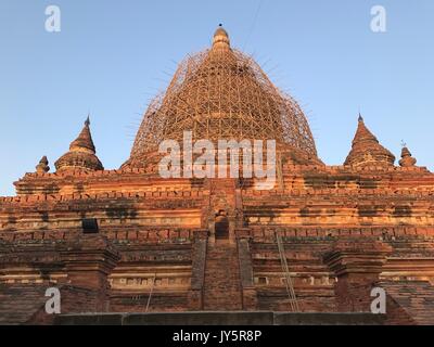 FILE - Il file immagine del 24 febbraio 2017 che mostra uno dei più di 2000 pagode buddhiste con un ponteggio nella vecchia città reale di Bagan in Myanmar. Quasi 400 templi sono stati danneggiati da un grave terremoto del 24 agosto 2016. Foto: Christoph Sator/dpa Foto Stock