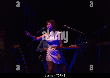 ANGEL OLSEN suona sul far Out Stage in Day One del festival musicale Green Man a Glanusk Park, Brecon, Galles, Regno Unito il 18 agosto 2017. Foto: Rob Watkins. INFO: Angel Olsen, una cantautrice americana, affascina il pubblico con le sue voci inquietanti e i suoi testi introspettivi. Album come "Burn Your Fire for No Witness" e "All Mirrors" mettono in mostra il suo talento versatile, mescolando folk, indie rock e elementi alternativi per creare musica emotivamente risonante. Foto Stock