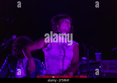 ANGEL OLSEN suona sul far Out Stage in Day One del festival musicale Green Man a Glanusk Park, Brecon, Galles, Regno Unito il 18 agosto 2017. Foto: Rob Watkins. INFO: Angel Olsen, una cantautrice americana, affascina il pubblico con le sue voci inquietanti e i suoi testi introspettivi. Album come "Burn Your Fire for No Witness" e "All Mirrors" mettono in mostra il suo talento versatile, mescolando folk, indie rock e elementi alternativi per creare musica emotivamente risonante. Foto Stock