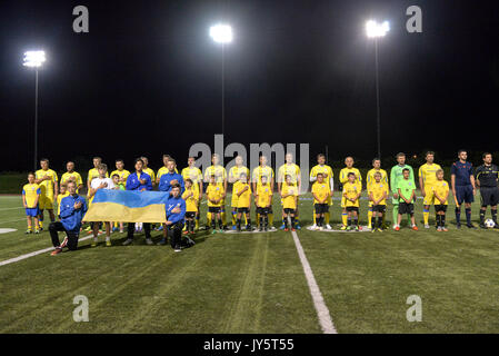 Toronto, Canada. 18 Agosto, 2017. I giocatori durante la partita di calcio tra i veterani ucraino Football Team Nazionale vs il calcio canadese veterani team nazionale a Centennial Park Stadium di Toronto, Canada. Credito: Anatoliy Cherkasov/Alamy Live News Foto Stock