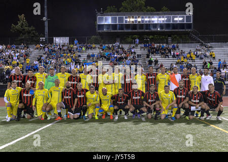 Toronto, Canada. 18 Agosto, 2017. I giocatori durante la partita di calcio tra i veterani ucraino Football Team Nazionale vs il calcio canadese veterani team nazionale a Centennial Park Stadium di Toronto, Canada. Credito: Anatoliy Cherkasov/Alamy Live News Foto Stock