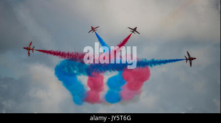 Eastbourne, Inghilterra, Regno Unito. Il 18 agosto 2017. Il giorno 2 della Airbourne, il popolare costa sud airshow balneare sul suo XXV anniversario con la RAF frecce rosse aerobatic team display eseguendo la precisione battenti. Lo spettacolo viene eseguito da 17-20 agosto 2017. Credito: Malcolm Park / Alamy Live News Foto Stock