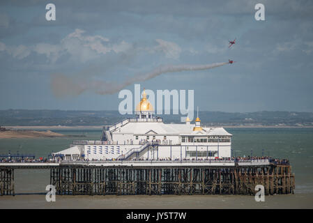 Eastbourne, Inghilterra, Regno Unito. Il 18 agosto 2017. Il giorno 2 della Airbourne, il popolare costa sud airshow balneare sul suo XXV anniversario con la RAF frecce rosse aerobatic team display eseguendo la precisione battenti. Lo spettacolo viene eseguito da 17-20 agosto 2017. Credito: Malcolm Park / Alamy Live News Foto Stock