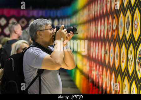 Toronto, Canada. 18 Agosto, 2017. Un visitatore prende le foto del panno di appartenenti a 139a Canadian National Exhibition a Toronto in Canada, e il agosto 18, 2017. La trapunta di appartenenza è un 36-metro-lungo e 3,5-metro-alta collaborativo opere d'arte tessile con 263 blocchi che rappresentano i gruppi aborigeni e immigrati in Canada. Credito: Zou Zheng/Xinhua/Alamy Live News Foto Stock