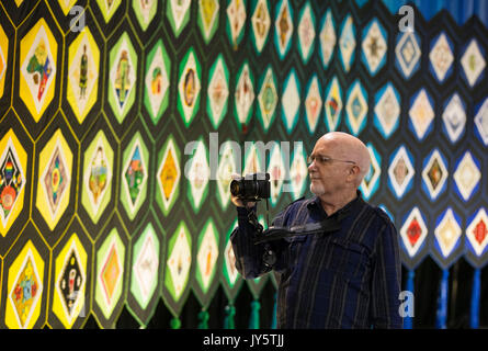 Toronto, Canada. 18 Agosto, 2017. Un visitatore prende le foto del panno di appartenenti a 139a Canadian National Exhibition a Toronto in Canada, e il agosto 18, 2017. La trapunta di appartenenza è un 36-metro-lungo e 3,5-metro-alta collaborativo opere d'arte tessile con 263 blocchi che rappresentano i gruppi aborigeni e immigrati in Canada. Credito: Zou Zheng/Xinhua/Alamy Live News Foto Stock