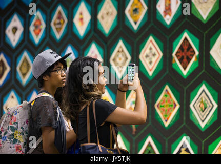 Toronto, Canada. 18 Agosto, 2017. I visitatori di scattare foto del panno di appartenenti a 139a Canadian National Exhibition a Toronto in Canada, e il agosto 18, 2017. La trapunta di appartenenza è un 36-metro-lungo e 3,5-metro-alta collaborativo opere d'arte tessile con 263 blocchi che rappresentano i gruppi aborigeni e immigrati in Canada. Credito: Zou Zheng/Xinhua/Alamy Live News Foto Stock