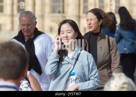 Londra, Regno Unito. 19 Ago, 2017. I pedoni ed i turisti di godere del sole e temperature calde sul Westminster Bridge Credito: amer ghazzal/Alamy Live News Foto Stock