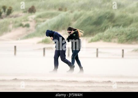 Southport, Merseyside, 19 agosto 2017. Regno Unito Meteo. Davvero un ventoso e molto più freddo giorno con alcuni pesanti Scattered Showers non smette di persone di andare in spiaggia a Southport nel Merseyside. Credito: Cernan Elias/Alamy Live News Foto Stock