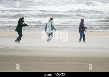 Southport, Merseyside, 19 agosto 2017. Regno Unito Meteo. Davvero un ventoso e molto più freddo giorno con alcuni pesanti Scattered Showers non smette di persone di andare in spiaggia a Southport nel Merseyside. Credito: Cernan Elias/Alamy Live News Foto Stock