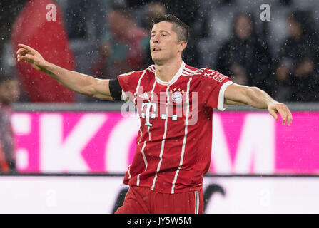 Muenchen Robert Lewandowski celebra la sua 3-0 obiettivo durante la Bundesliga tedesca partita di calcio tra Bayern Monaco e Bayer Leverkusen in stadio Allianz Arena di Monaco di Baviera, Germania, il 18 agosto 2017. Foto: Sven Hoppe/dpa Foto Stock