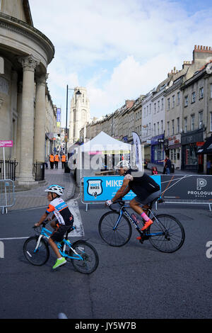 Bristol, Regno Unito, 19 agosto 2017. I ciclisti di tutte le età sono stati in grado di provare il corso per il Bristol Grand Prix precedendo la gara principale di sabato. "L amore la vostra moto' evento ciclisti ha dato la possibilità di assaggiare il percorso, partendo in Park Street, per una quota di iscrizione di € 1,50 con proventi di andare a Bristol il cancro West paziente giovane appello. Il Grand Prix del sabato è seguita la domenica da HSBC Regno Unito città in bicicletta per famiglie a Bristol il parco del castello. Credito: mfimage/Alamy Live News Foto Stock