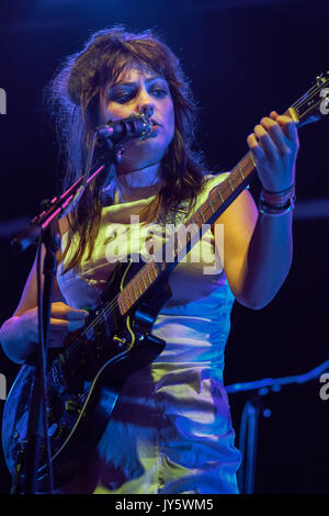 Brecon Beacons, Wales, Regno Unito. Il 18 agosto, 2017. Angel Olsen performing live sul lontano fuori fase il giorno 2 (Venerdì) del 2017 Green Man festival in Glanusk Park, Brecon Beacons, Galles. Foto Data: Venerdì 18 Agosto, 2017. Foto di credito dovrebbe leggere: Roger Garfield/Alamy Live News Foto Stock