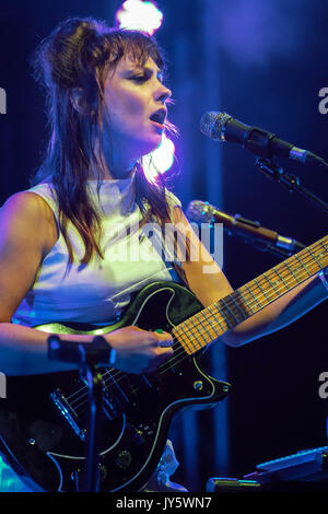 Brecon Beacons, Wales, Regno Unito. Il 18 agosto, 2017. Angel Olsen performing live sul lontano fuori fase il giorno 2 (Venerdì) del 2017 Green Man festival in Glanusk Park, Brecon Beacons, Galles. Foto Data: Venerdì 18 Agosto, 2017. Foto di credito dovrebbe leggere: Roger Garfield/Alamy Live News Foto Stock