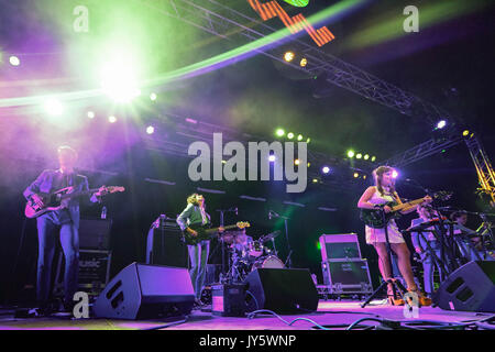 Brecon Beacons, Wales, Regno Unito. Il 18 agosto, 2017. Angel Olsen performing live sul lontano fuori fase il giorno 2 (Venerdì) del 2017 Green Man festival in Glanusk Park, Brecon Beacons, Galles. Foto Data: Venerdì 18 Agosto, 2017. Foto di credito dovrebbe leggere: Roger Garfield/Alamy Live News Foto Stock