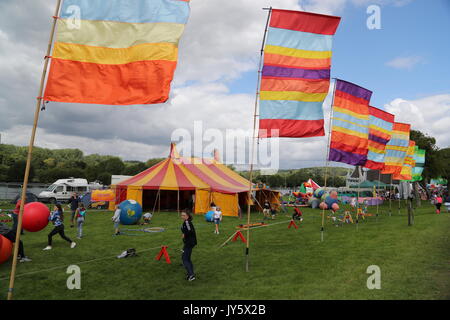 Henley-on-Thames, Oxfordshire, Regno Unito. 19 Agosto, 2017. Migliaia di festaioli divertirsi aspettando con impazienza la musica dal vivo degli anni ottanta a questa edizione del Festival di riavvolgimento Sud 2017 sul suo primo giorno di credito: Uwe Deffner/Alamy Live News Foto Stock