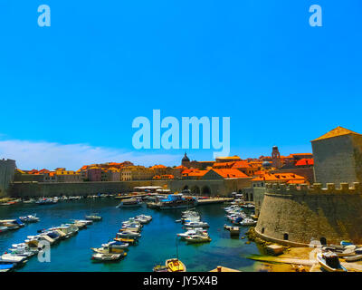 Dubrovnik Croazia - vista sulla fortezza e marina nella città vecchia Foto Stock