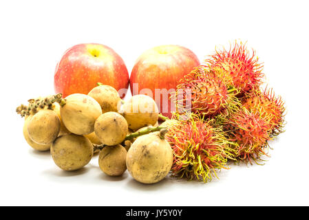 Mele fresche, Longkong e Rambutans su sfondo bianco Foto Stock