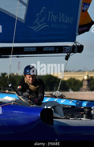 San Pietroburgo, Russia - Agosto 20, 2015: due volte British campione olimpionico Sarah Ayton in onda, Muscat sailing team di Oman durante la 1d Foto Stock