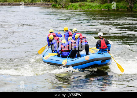 Byglandsfjord, Norvegia - 1 Agosto 2017: Travel documentario di rafting gruppo avente un'avventura sul fiume. Gruppo in piedi in barca mentre in piccoli wh Foto Stock