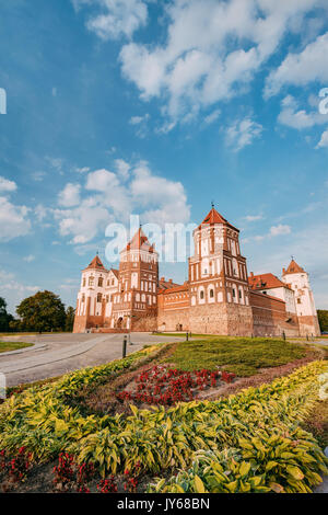 Mir, Bielorussia. Complesso del Castello nella soleggiata giornata estiva. Complesso architettonico del feudalesimo, monumento culturale, Patrimonio dell'UNESCO. Famoso punto di riferimento in estate. Foto Stock