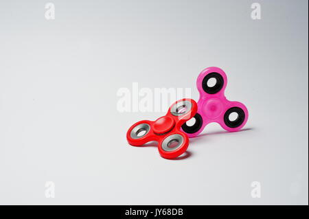 Close-up foto di due agitano: filatori su uno sfondo bianco. Foto Stock