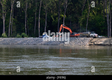 Riprap terrapieno sul fiume Drava Foto Stock