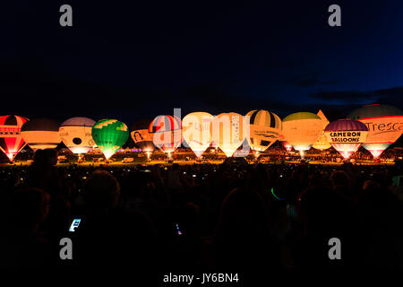 Una vista della notte candelette a Bristol Balloon Fiesta 2017 a Ashton Court, Bristol. Foto Stock