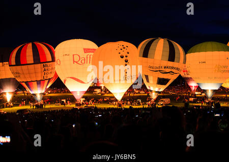 Una vista della notte candelette a Bristol Balloon Fiesta 2017 a Ashton Court, Bristol. Foto Stock