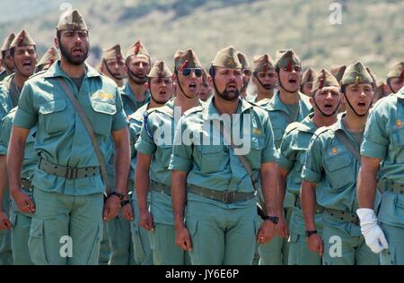 Soldati di 'Tercio', lo spagnolo Legione Straniera (Legion Extranjera) durante esercitazioni NATO a CapoTeulada (Sardegna, Italia) Foto Stock