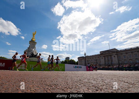 Gli atleti in competizione in la IAAF mondiale di atletica uomini 20k a piedi nel centro commerciale di Londra, pass memoriale della Victoria e Buckingham Palace Foto Stock