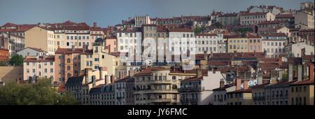 Francia, Région Auvergne-Rhône-Alpes (ancienne Rhône-Alpes), Lione, Colline de la Croix-Rousse depuis les quais de Saône, fotografia Gilles Targat Foto Stock