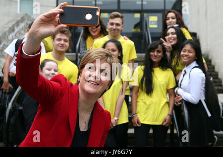 Primo Ministro Nicola Storione prende un selfie con gli studenti durante una visita alla comunità Castlebrae High School di Edimburgo dove ha incontrato gli studenti e gli insegnanti che hanno fatto parte di un tre-anno Residency Program con la Edinburgh International Festival. Foto Stock