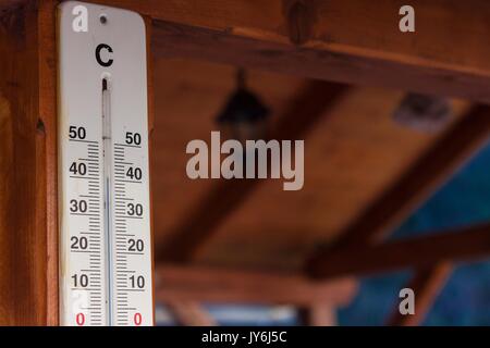 Vista del termometro da esterno. Temperatura estreme nell'ombra. 42 gradi Celsius - 107,6 Fahrenheit Foto Stock