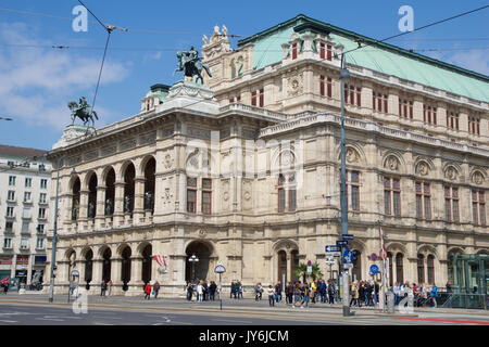 VIENNA, Austria - Aprile 29th, 2017:il traffico in movimento di fronte al famoso e storico membro Opera House - Staatsoper di Vienna Foto Stock