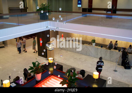 MAINZ, Germania - Lug 8th, 2017: gli interni moderni della lobby dell'Hilton Mainz Hotel con persone in attesa in linea Foto Stock