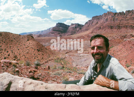 Edward Abbey, autore di deserto solitario, mostrato qui nel deserto presso il Parco Nazionale di Canyonlands nel 1969. Foto Stock