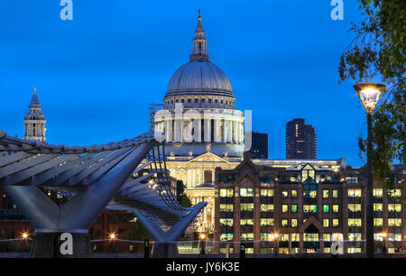 La vista notturna della cupola di Saint Paul Cathedral, città di Londra. Foto Stock