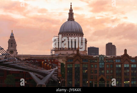 La vista della cupola di San Paolo al tramonto, città di Londra. Foto Stock