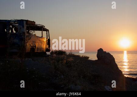 Graffiti camper vista tramonto North Cipro Foto Stock