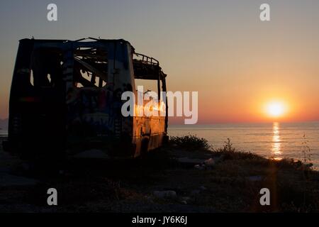 Graffiti camper vista tramonto North Cipro Foto Stock