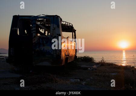 Graffiti camper vista tramonto North Cipro Foto Stock