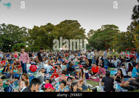 Una grande folla attende in previsione per il veglione di Capodanno fuochi d'artificio a Sydney in Australia Foto Stock