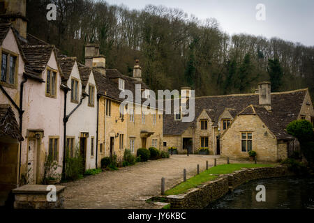 Tipico pittoreschi cottage del villaggio di Castle Combe in Cotswolds Foto Stock