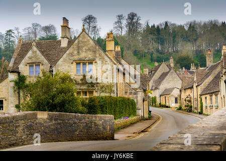 Tipico pittoreschi cottage del villaggio di Castle Combe in Cotswolds Foto Stock