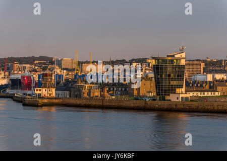 Il porto di Aberdeen, Scozia, Regno Unito, 16 agosto 2017. Il porto di Aberdeen e la città di Alba con le operazioni di Marino torre sulla parete del mare. Foto Stock