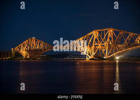 Vista notturna del Ponte di Forth Rail di Edimburgo. Il ponte che collega la città scozzese di Nord e Sud Queens ferry Foto Stock