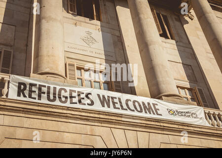 Barcellona, Spagna - 20 Giugno 2017 : sul municipio di Barcellona, ​​is scritto un banner di desiderio in inglese, accoglienza ai rifugiati Foto Stock