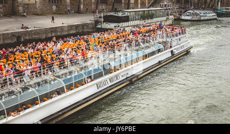 Parigi, Francia - 11 Luglio 2017 : Crociera Turistica sul Fiume Senna a Parigi, Francia - con il famoso Bateaux Mouches company Foto Stock